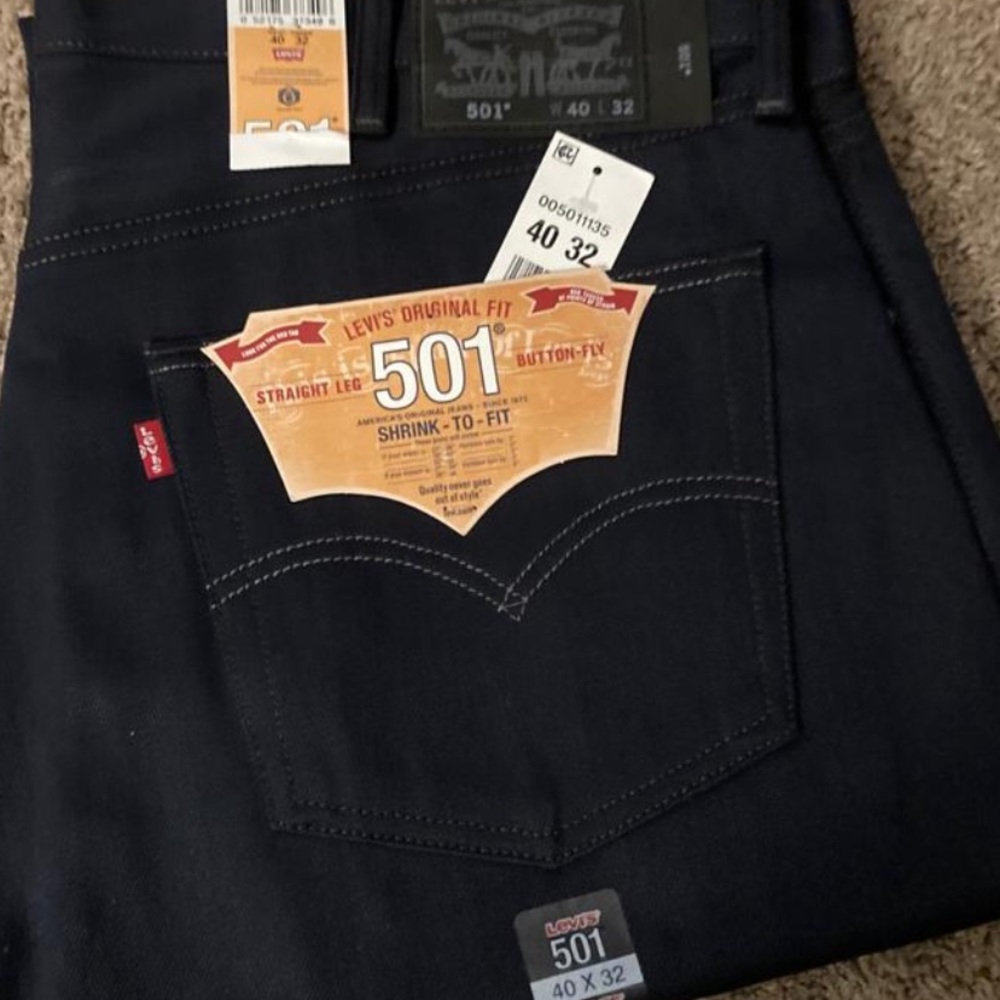 Dark wash Levi’s 501 40x32